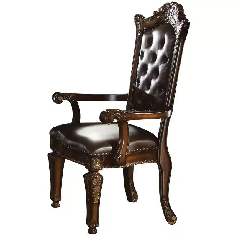 Set di 2 sedie da pranzo con braccioli e capitonné, rivestimento in similpelle, struttura in legno massello, marrone e rosso mogano