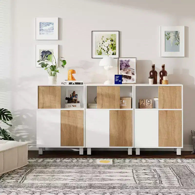 Mobile credenza in legno con ante scorrevoli e ripiani regolabili