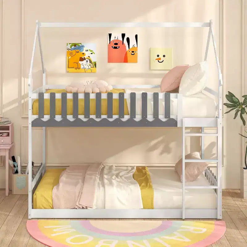 Letto a castello in legno massello con recinzione e scaletta, bianco, 79"A x 77.5"L x 47"P, per bambini