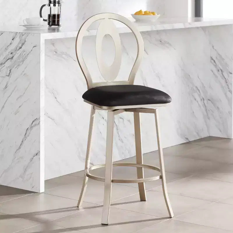 Sgabello da bar girevole in metallo, altezza seduta 74 cm, struttura color oro champagne, cuscino nero con schienale e poggiapiedi